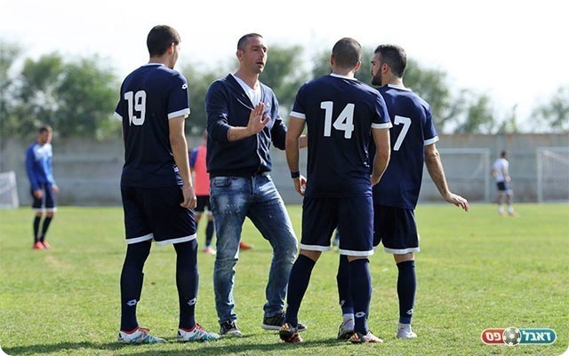 נתן בראש לשחקנים שלו בהפסקה. סויסה (עודד חסין)